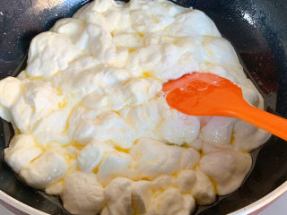 3、网红奥利奥雪花酥,一边搅拌一边加热至融化