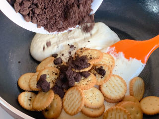 6、网红奥利奥雪花酥,加入小饼干、奥利奥饼干碎