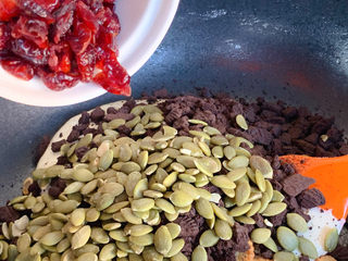 8、网红奥利奥雪花酥,蔓越莓干