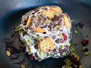 9、网红奥利奥雪花酥,翻炒均匀至出现拉丝状