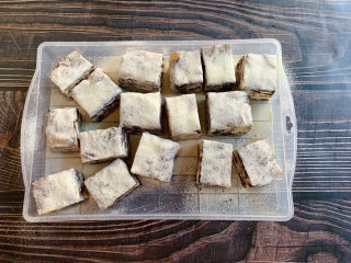 11、网红奥利奥雪花酥,并撒上少许奶粉即可