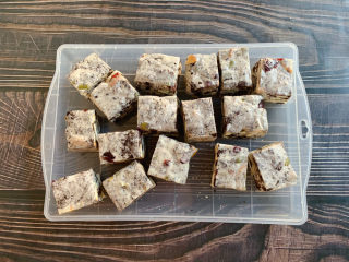 10、网红奥利奥雪花酥,倒入不粘盘中，戴上食品手套，整理成方形，放至微热后切成小方块