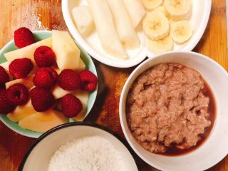 1、宝宝汤圆,山药胡萝卜去皮，提前蒸熟备用！牛肉馅和适量树莓，苹果，香蕉切块备用！