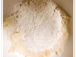 2、宝宝汤圆,铁棍山药泥中倒入中筋面粉。