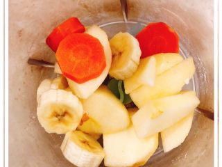 4、宝宝汤圆,将香蕉，胡萝卜，苹果搅拌成泥！