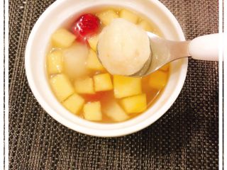 9、宝宝汤圆,最后出锅放入树莓，给宝宝吃2个就够了，多的大人吃即可！