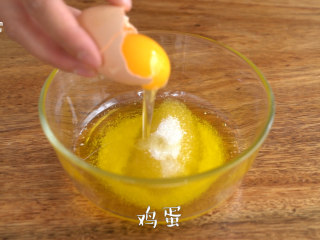 4、【全麦芝麻酥饼】口感更加香浓,打入鸡蛋，搅拌均匀