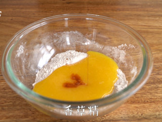 5、【全麦芝麻酥饼】口感更加香浓,将湿料倒入粉类中，加入香草精，搅拌均匀