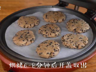 8、【全麦芝麻酥饼】口感更加香浓,小红锅最高温预热完成后，放入饼胚，最高温烘烤8分钟