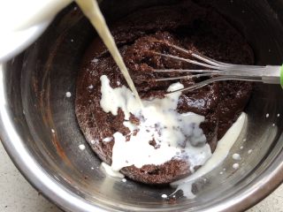 2、巧克力果仁小蛋糕,倒入牛奶