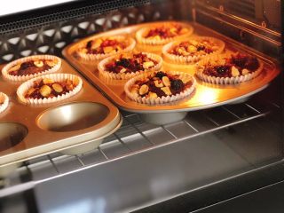 4、巧克力果仁小蛋糕,送入预热好的烤箱，中层、上下火180度烤15-20分钟，直到完全膨胀