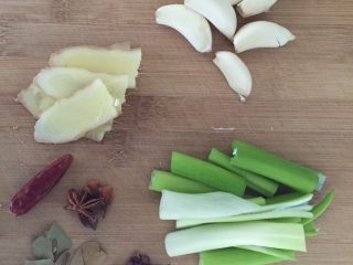 3、酥闷鲫鱼,把葱姜蒜调料备好