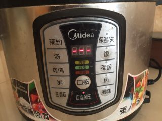 7、酥闷鲫鱼,电压力锅我用豆/蹄筋,自选保压3。一切搞定,等着????。
