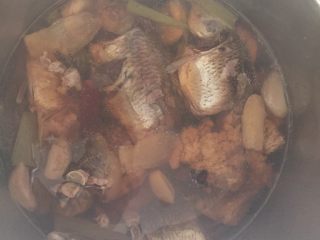 8、酥闷鲫鱼,估计有40分钟就提醒好了。打开锅用筷子夹了一下鱼肉,鱼骨已经酥软。