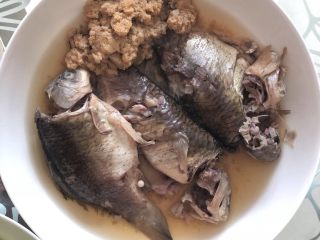 9、酥闷鲫鱼,正常应该等到鱼自然凉透,但我实在是等不了。鱼还没有凉透,用铲子铲出还是有点散了。