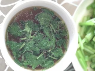 10、酥闷鲫鱼,盛碗鱼汤,加点香菜。吃鱼喝汤!