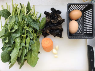 1、菠菜木耳炒鸡蛋,所有用到的食材都在这里，木耳泡发洗净撕成小朵；