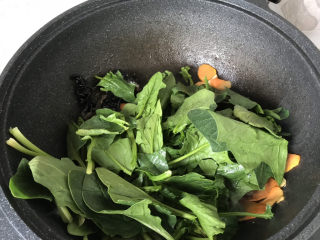 14、菠菜木耳炒鸡蛋,当黑木耳连续发出叭叭声时，加入菠菜；