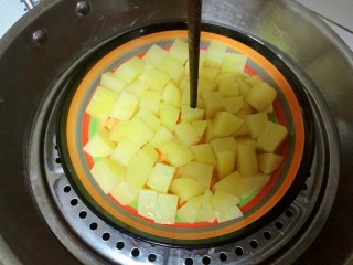 4、仿真蛋黄酥~宝宝辅食食谱,放入锅中蒸15分钟蒸熟,用筷子可以轻松扎小洞即可。