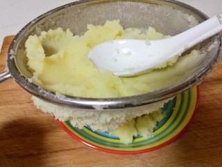 6、仿真蛋黄酥~宝宝辅食食谱,碾碎后过筛。