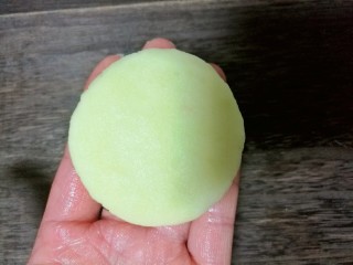 9、仿真蛋黄酥~宝宝辅食食谱,取适量土豆泥搓圆,按扁。