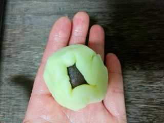 11、仿真蛋黄酥~宝宝辅食食谱,然后象包包子一样包起来。