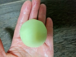 12、仿真蛋黄酥~宝宝辅食食谱,收口后搓圆。