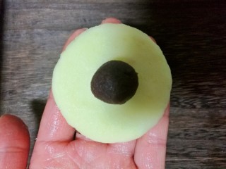 10、仿真蛋黄酥~宝宝辅食食谱,放入提前搓好的豆沙馅。