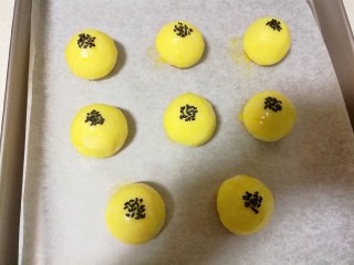 15、仿真蛋黄酥~宝宝辅食食谱,撒上黑芝麻。