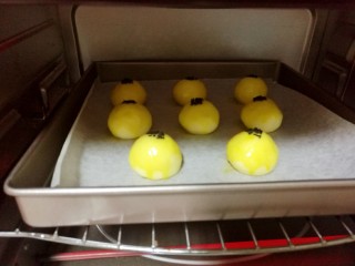 16、仿真蛋黄酥~宝宝辅食食谱,烤箱提前预热175度,放入烤盘,中层,上下火烤15分钟。