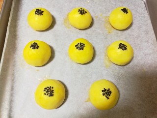 17、仿真蛋黄酥~宝宝辅食食谱,0K,出锅完成了,和宝宝一起享受吧!