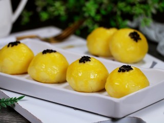 18、仿真蛋黄酥~宝宝辅食食谱,这不就是蛋黄酥嘛,可以以假乱真,香香甜甜软软,好吃停不下来。