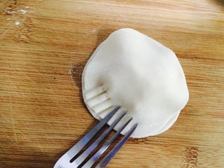 6、香蕉派（饺子皮版）,用叉子沿着边沿压出花纹