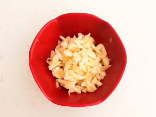 3、蒜蓉小白菜,大蒜切成末