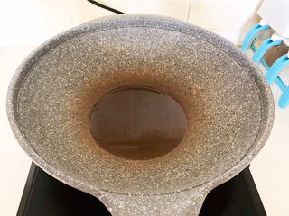 4、蒜蓉小白菜,炒锅烧热后加入玉米油