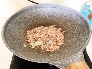 8、蒜蓉小白菜,煸炒2分钟