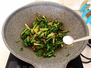 13、蒜蓉小白菜,加入精盐