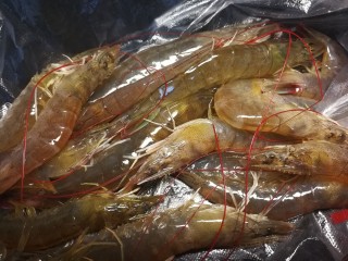 1、自制虾油,虾买回来洗净