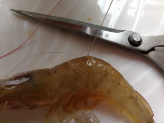 6、自制虾油,背部剪开去除下虾线
