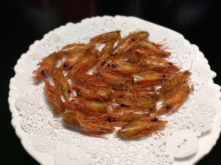 11、自制虾油,虾头可以滤油后放入吸油纸上，去除多余油脂。然后撒上椒盐做零食补补钙～也可以做豆腐煲时放入提鲜。