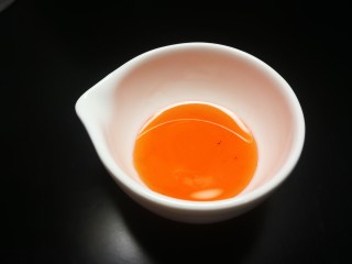 12、自制虾油,虾油用干净并干燥的瓶子密封保存。随用随取。有时做汤时取少量代替香油；有时做面放一些换换口味；有时还可以做烧卖扮就去提鲜。总之，虾油做好备用，使用时随心，随意～一次不要做太多，虾油的特质鲜，提鲜的东西，不要放太久。