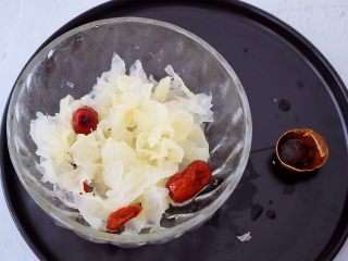 5、冰糖雪梨银耳,把泡好的银耳撕成小朵洗净，红枣洗净，枸杞洗净，桂圆去壳备用