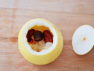 6、冰糖雪梨银耳,再把银耳、红枣、枸杞放入雪梨中，加入桂圆和适量的纯净水，八九分满即可