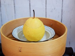 10、冰糖雪梨银耳,锅中烧开水，水开后把雪梨放入锅中转小火蒸40分钟