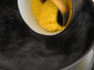 1、经常喝能补气血，暖脾胃的南瓜小米粥,锅中烧开水，倒入淘净的小米。