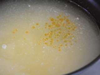 2、经常喝能补气血，暖脾胃的南瓜小米粥,滴入少许香油，撇去浮沫。 