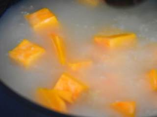 3、经常喝能补气血，暖脾胃的南瓜小米粥,小米熬5分钟后，放入南瓜。