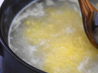 4、经常喝能补气血，暖脾胃的南瓜小米粥,小米熬5分钟后，放入南瓜。