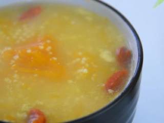 5、经常喝能补气血，暖脾胃的南瓜小米粥,小火慢熬约20分钟，熬至粘稠为止即可~