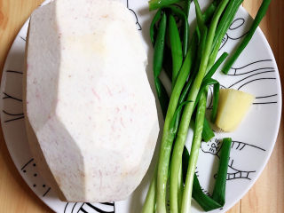 1、红烧芋头,准备好荔浦芋头、小葱、姜。